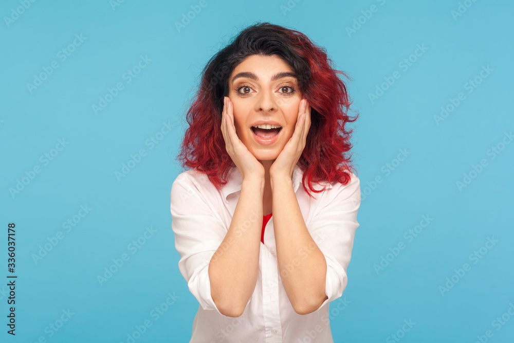Φωτογραφία Omg, wow! Portrait of amazed hipster woman with fancy red hair in shirt keeping hands on face and mouth open in surprise, shocked by unexpected winning