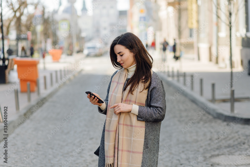 Obraz premium Woman portrait walking in the street