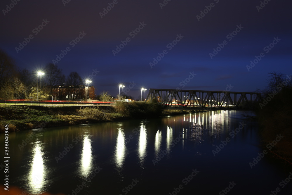 Ponte sul fiume illuminato dalle luci dei lampioni led a risparmio energetico