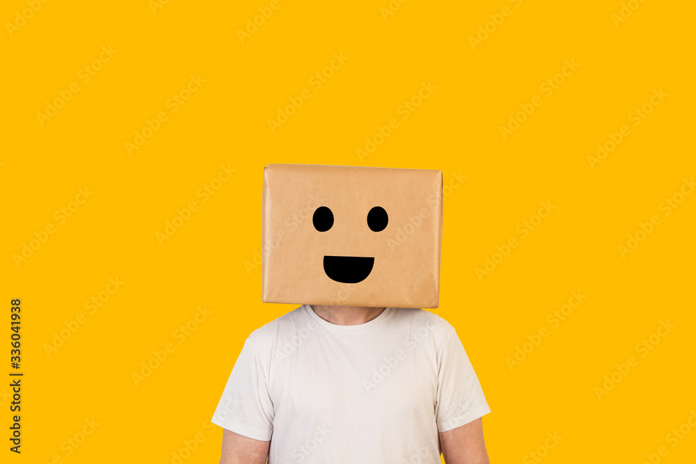 trabajo Simpático Rodeo Hombre con caja de cartón en la cabeza con una sonrisa en la cara sobre  fondo amarillo liso brillante. Vista de frente. Copy space foto de Stock |  Adobe Stock