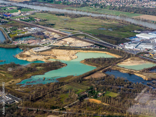 vue aérienne de sablières à Gaillon dans l'Eure en France photo