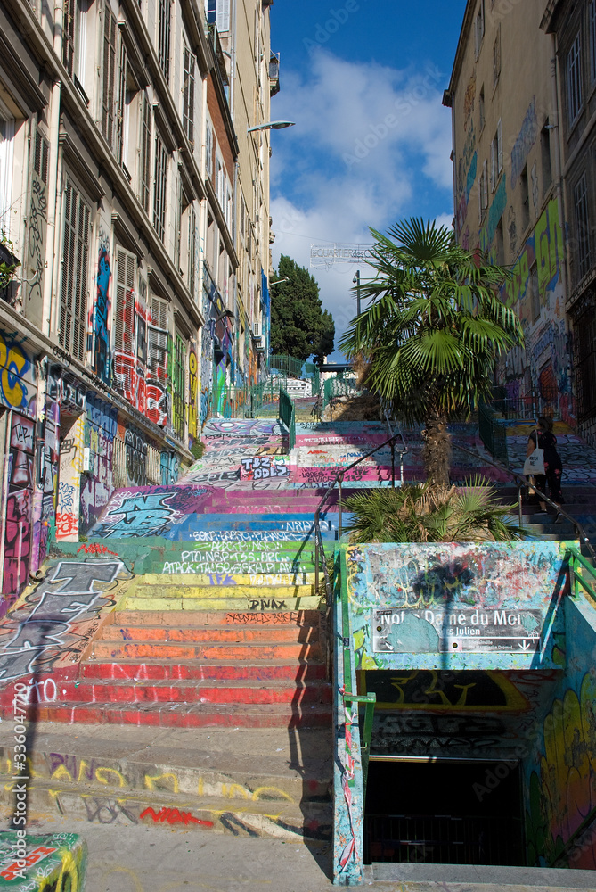 Naklejka premium Marseille, bunte Treppe mit Graffiti am Cours Julien