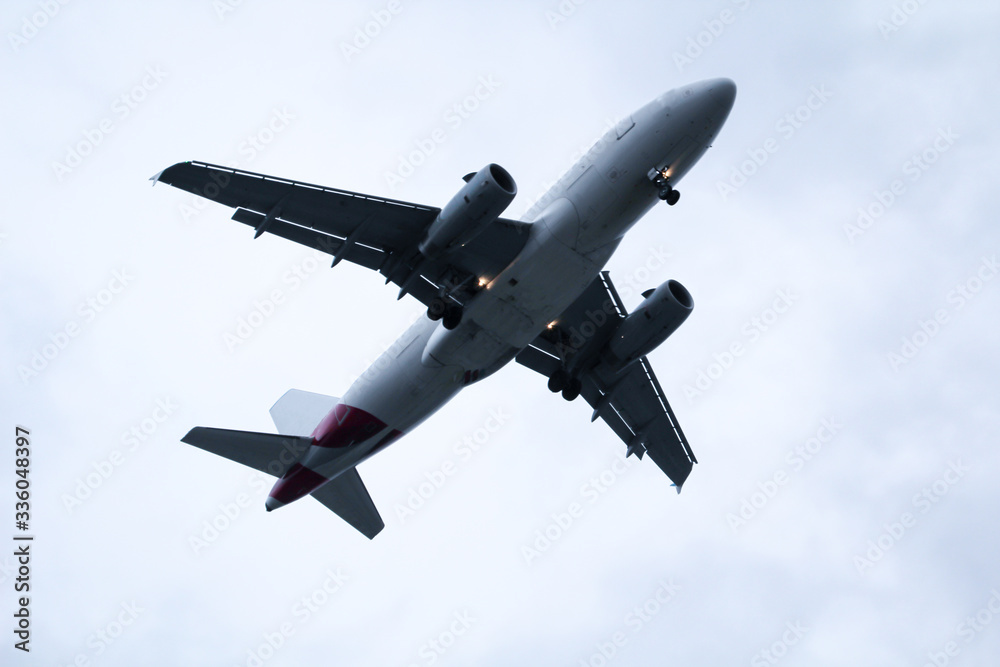 ein Flugzeug im Landeanflug auf einen Flugplatz ein Flugzeug im Landeanflug auf einen Flugplatz