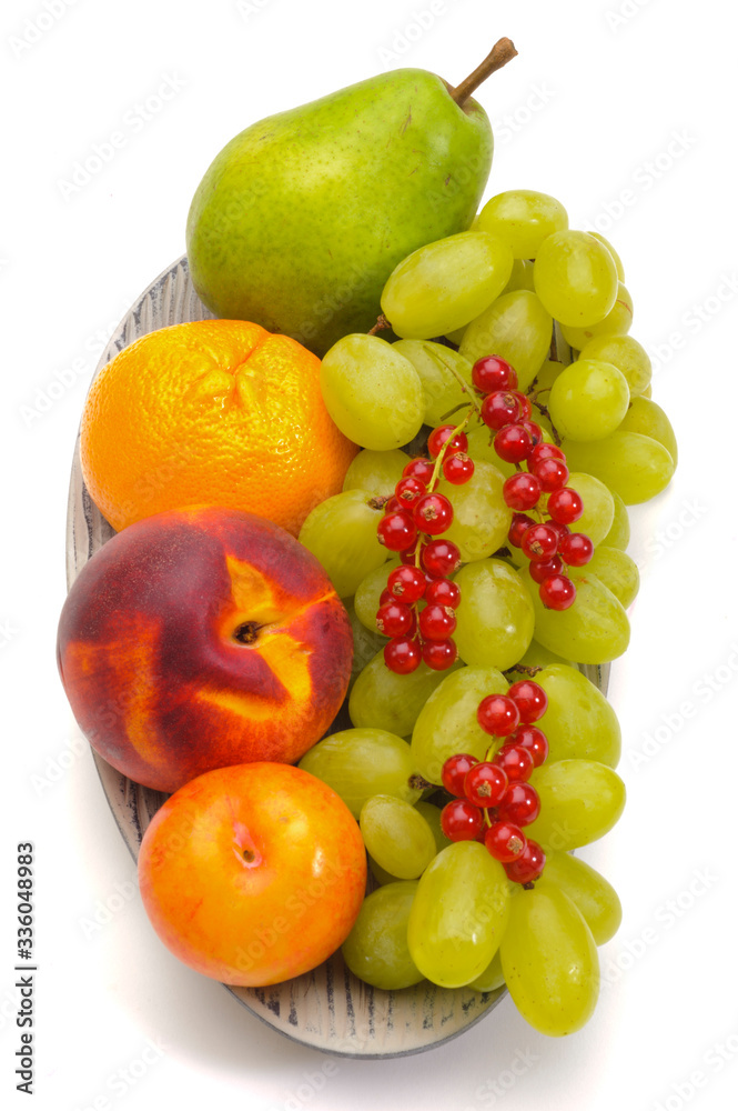 Obstteller und Obstschale mit frischen Früchten Obstteller und Obstschale mit frischen Früchten