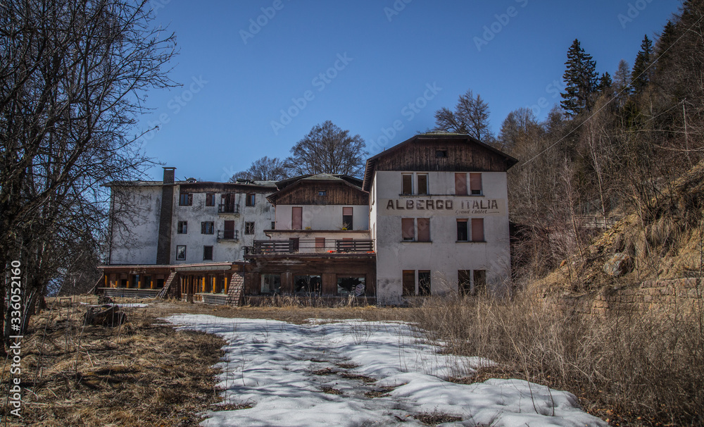Gli hotel abbandonati di Vetriolo Terme in Trentino