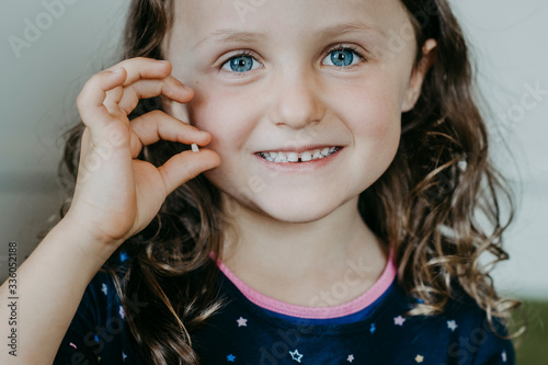 Mädchen, 5 Jahre,  hat einen Zahn verloren photo