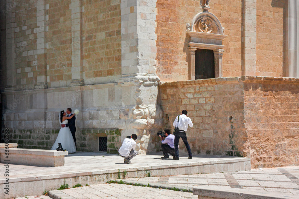 Some photographers immortalize the embrace of the newly weds in the cathedral of Gravina di Puglia.