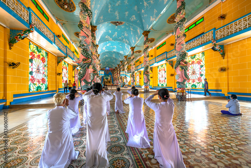 Canvas Print People praying in holy Cao Dai monastery