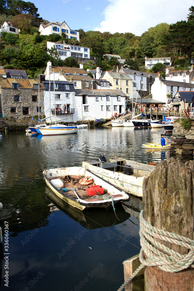Φωτογραφία Polperro (England), UK - August 16, 2015: Polperro harbour and village, Cornwall, England, United Kingdom