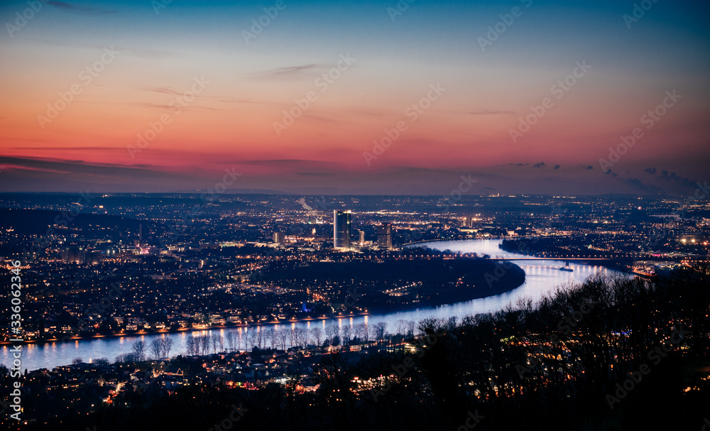 Sicht auf Bonn bei Sonnenaufgang vom Drachenfels aus 