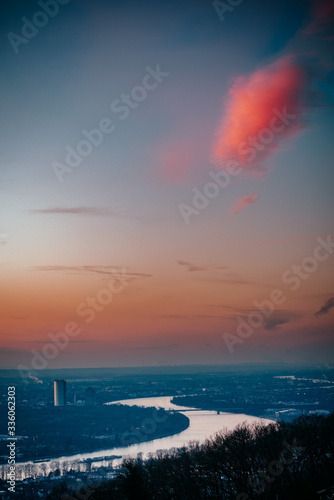 Sicht auf Bonn bei Sonnenaufgang vom Drachenfels aus 4