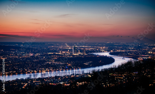 Sicht auf Bonn bei Sonnenaufgang vom Drachenfels aus 
