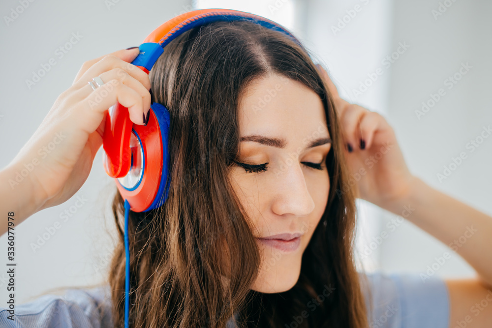 Naklejka premium girl with headphones on the window background