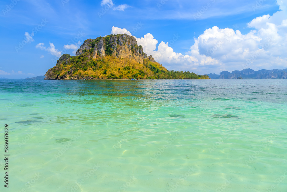 Obraz premium Beautiful crystal clear turquoise blue sea at Ko Tub, Ko Mor and Poda Island; Ao Phra Nang bay, Krabi, Thailand