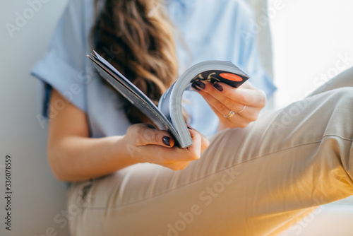 Billede på lærred home and leasure concept - smiling woman reading magazine at home near the windo
