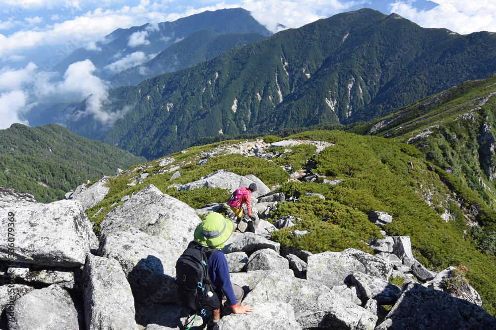 木曽駒ヶ岳を登山中の親子