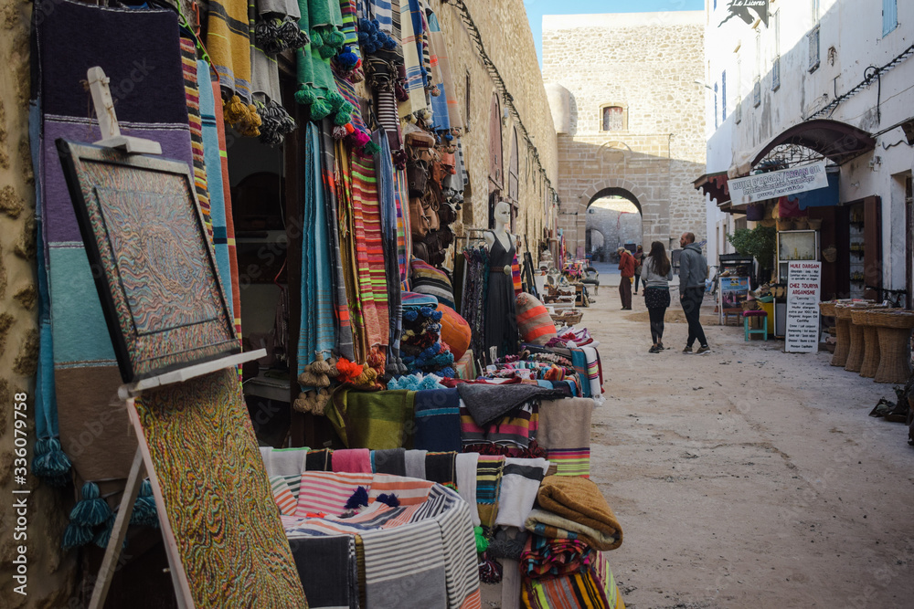 Bazar en las calles de Essaouira en Marruecos con varios productos de colores expuestos