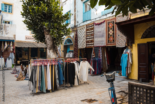 Tienda de ropa y alfombras tradicionales en las calles de Essaouira en Marruecos