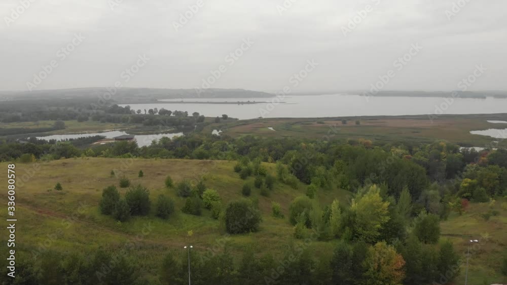 лес , лес и река, река в лесу, деревья , зеленый цвет, зеленый лес , туман в лесу, тумаман