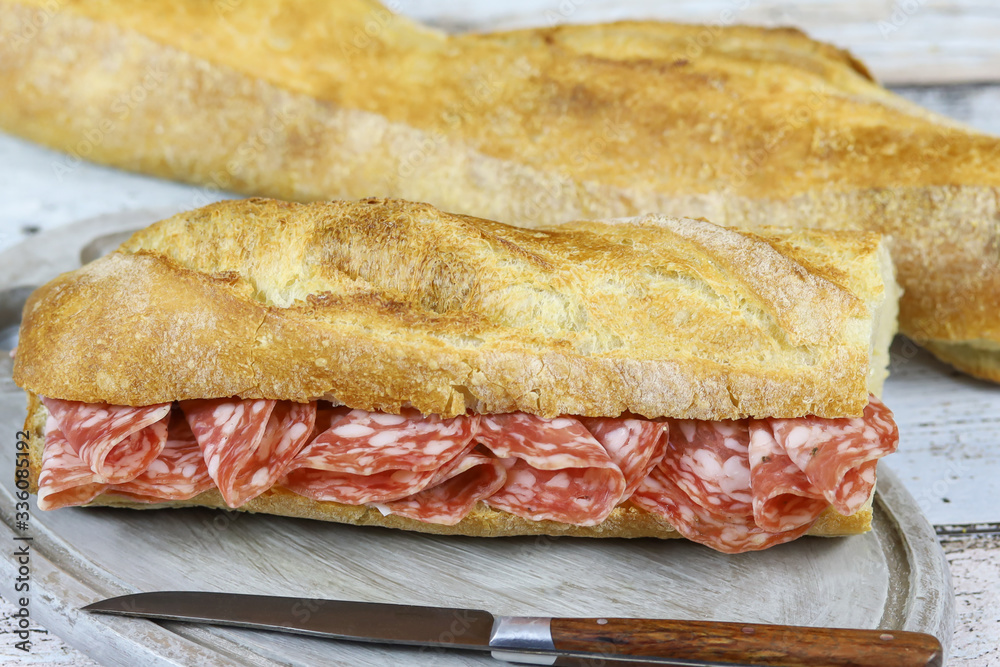 sandwich au saucisson sec sur une table sandwich au saucisson sec sur une table