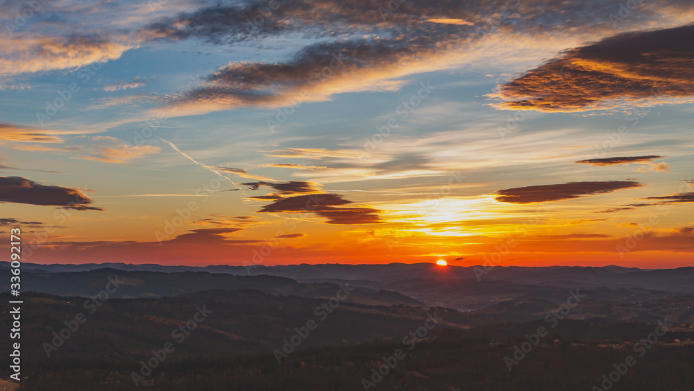Widok na zachód słońca w Beskidzie Śląskim 