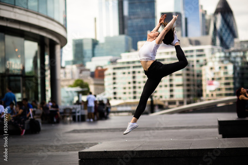 Canvas Print a young woman dancing in london