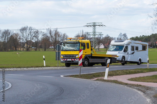 Obraz na płótnie Ein Abschleppwagen mit einem Wohnmobil fährt in den Kreisverkehr ein w salonie