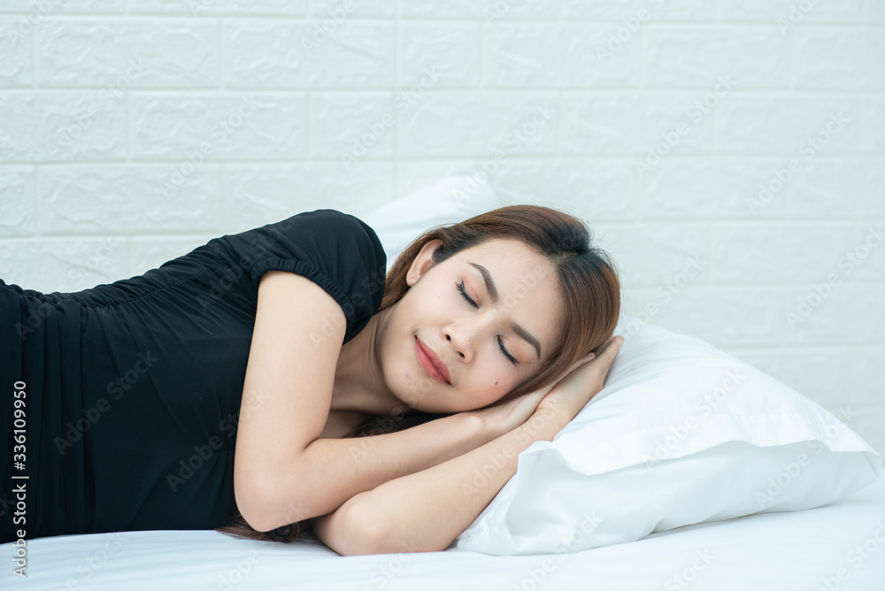 Asian women live at home after the virus is attacked. Asian women live at home after the virus is attacked.