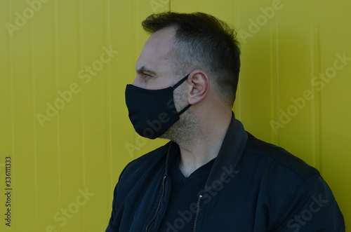 man mask , mask koronavirus , maska koronawirus , maseczka antysmogowa , człowiek w masce ,człowiek , koronawirus , maska czarna , czarna mzseczka
