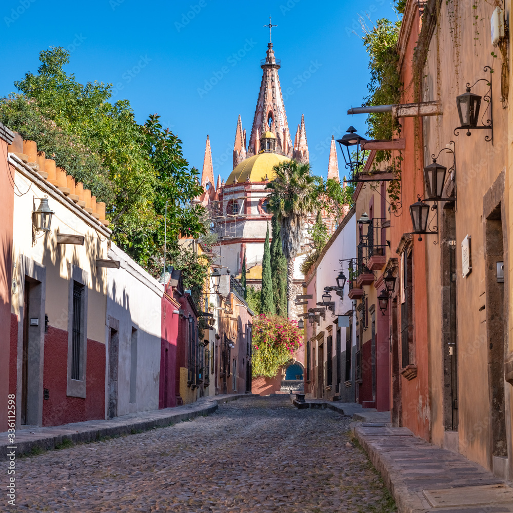 Obraz premium Kolorowa ulica San Miguel de Allende, kolonialne miasto w Meksyku. Światowego Dziedzictwa UNESCO.