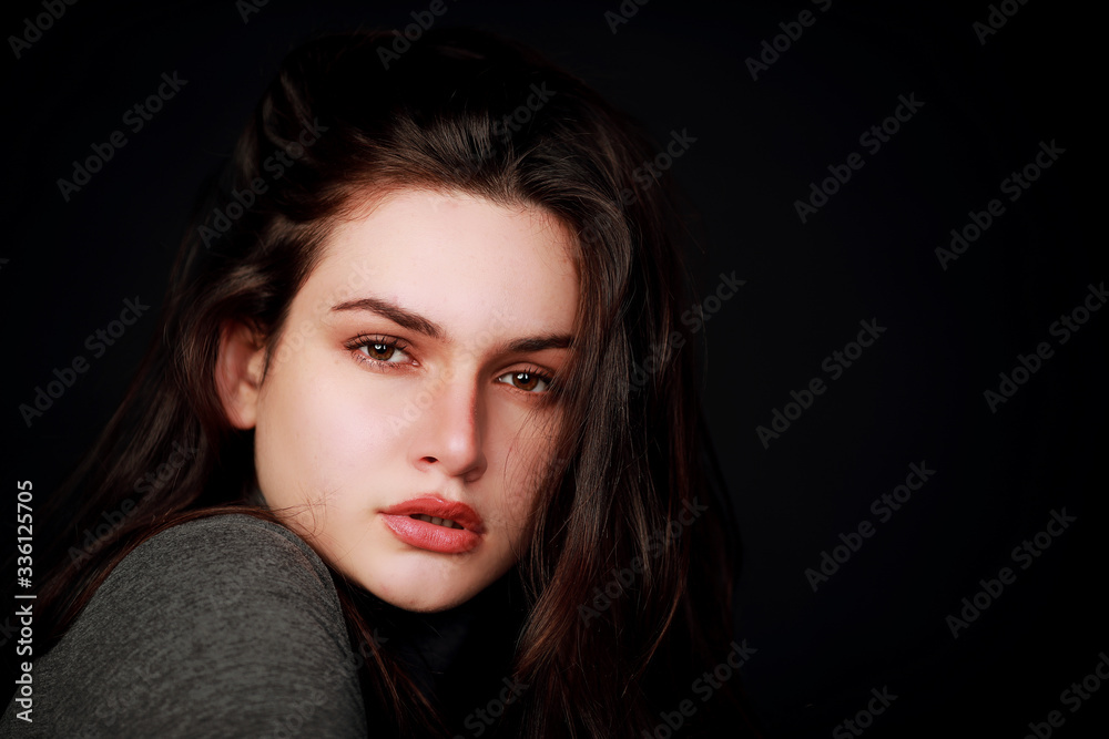 Portrait d'une jolie jeune femme brune Portrait d'une jolie jeune femme brune