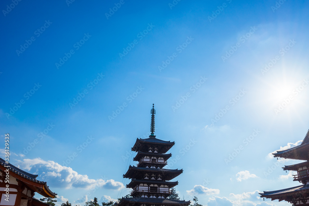 仏塔と青空 (日本 - 奈良 - 薬師寺)