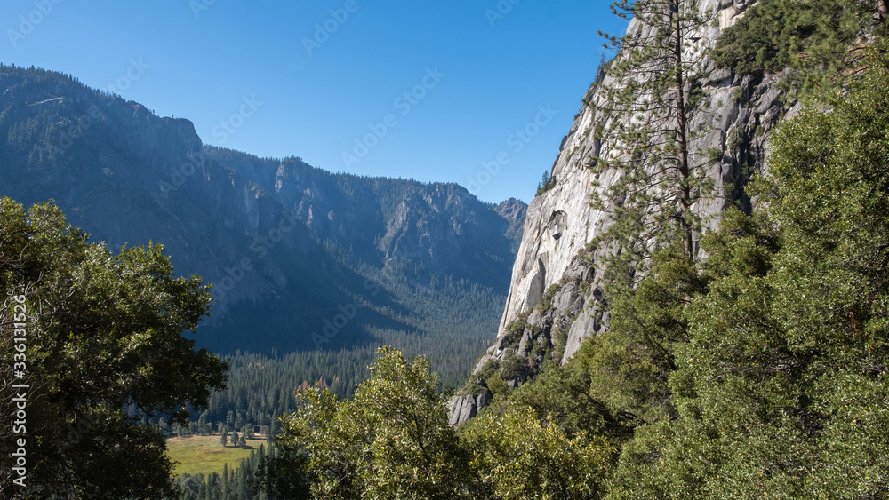 View on the mountains of Yosemite national park, with cliff and a blue sky