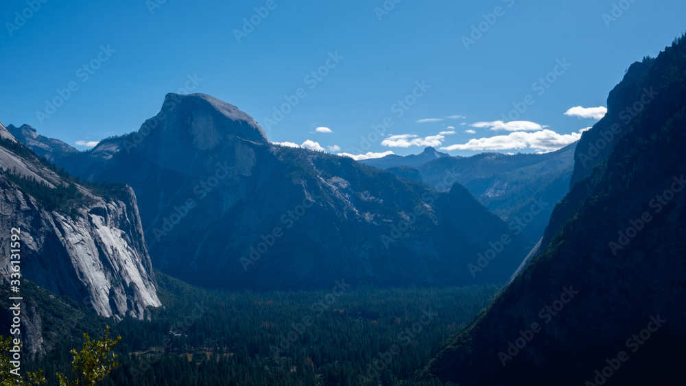 View on the mountains of Yosemite national park, with blue sky