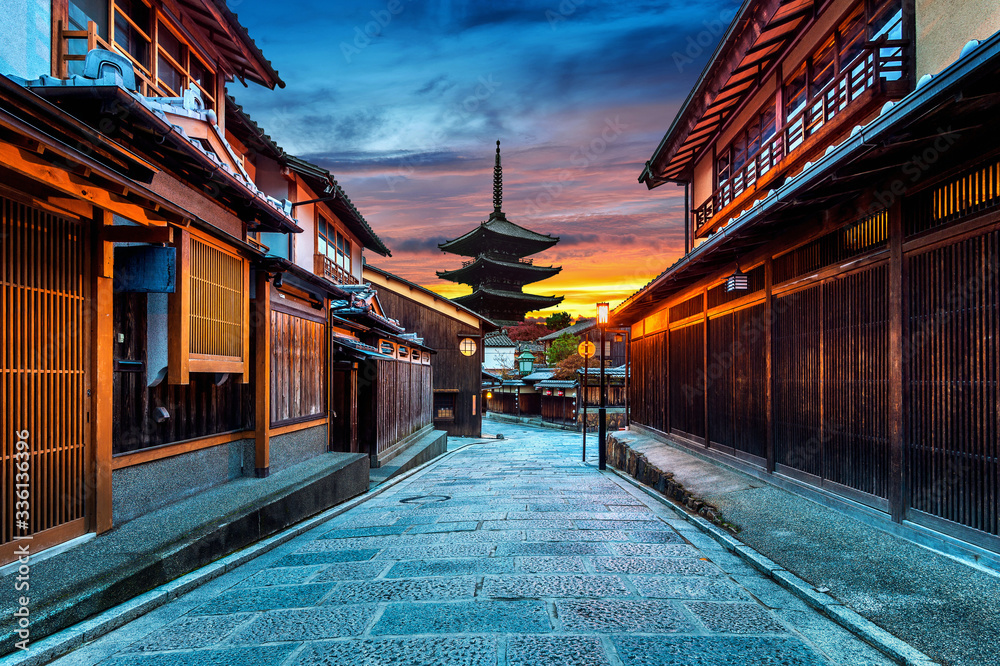 Naklejka premium Pagoda Yasaka i ulica Sannen Zaka w Kioto w Japonii.