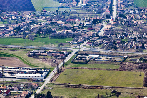 eine bundesstrasse führt durch stadt und durf, durch eine rundverkehr photo