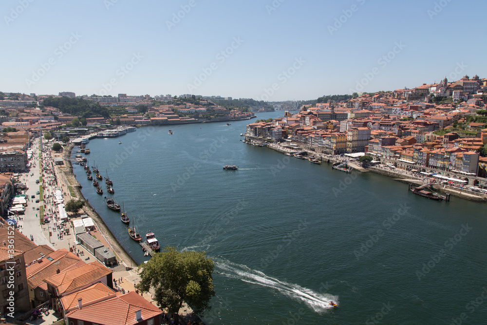 Porto, Portugal: Blick auf die Altstadt Viertel Ribeira sowie die Uferpromenade des Viertels Vila Nova de Gaia