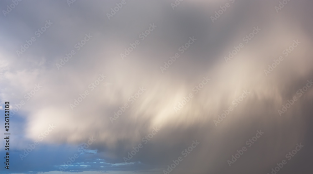 Obraz premium Thundercloud and rainbow over the city