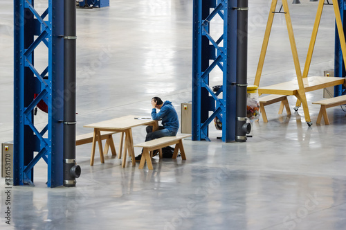 Homme étudiant dans un espace public photo