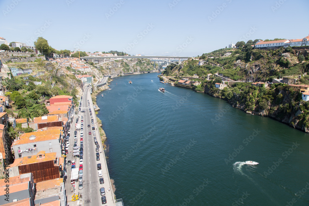Porto, Portugal: Blick von der Eisenbrücke Ponte Dom Luis I auf die neue Brücke Ponto do Infante über den Fluss Douro sowie das ehemalige Kloster Serra do Pilar