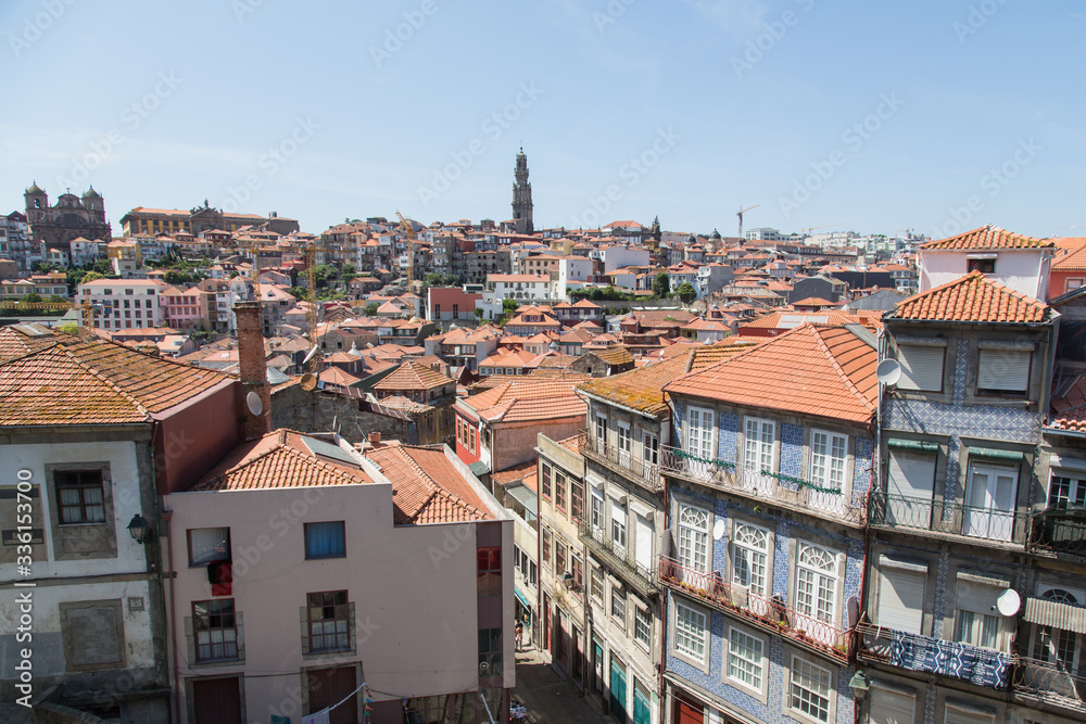 Porto, Portugal: Blick über über das Altstadt Viertel Ribeira auf das Wahrzeichen Turm Torre dos Clérigos
