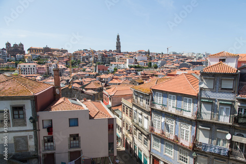 Porto, Portugal: Blick über über das Altstadt Viertel Ribeira auf das Wahrzeichen Turm Torre dos Clérigos