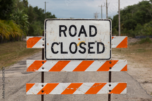 road closed sign (USA/North American road sign)