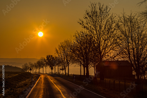 Sonnenaufgang an der Landstra  e bei Bug