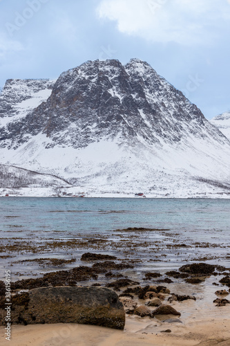 ghiaccio sulla spiaggia dei fiordi norvegesi 