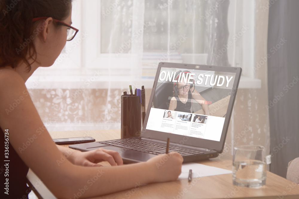 Obraz premium The girl is engaged in online education