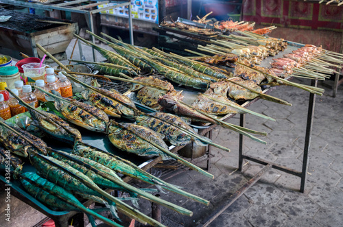 Divers poissons grillés dans un march' asiatique