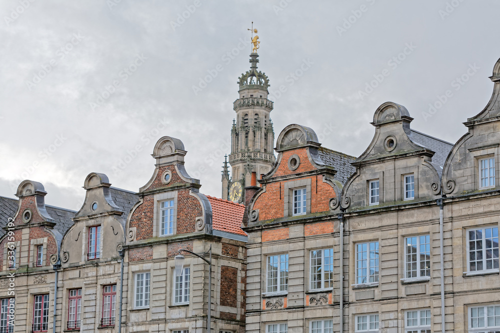 Obraz premium Un style gothique flamboyant sur la Grand Place d'Arras et son beffroi - Pas-de-Calais - Hauts de France