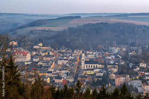 Blick vom Kriebelstein auf Elsterberg im Vogtland bei Sonnenaufgang