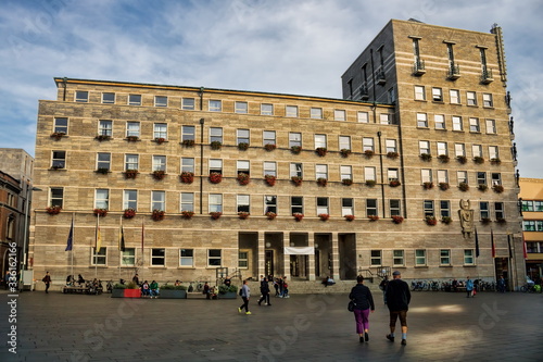 Obraz na płótnie halle saale, deutschland - 22.10.2019 - rathaus am marktplatz w salonie